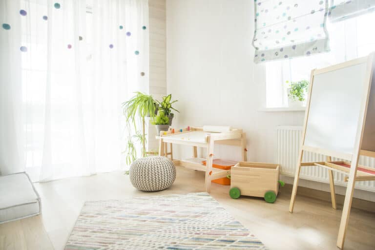 Firany w pokoju dziecięcym – jakie wzory i kolory wybrać, aby stworzyć magiczną przestrzeń